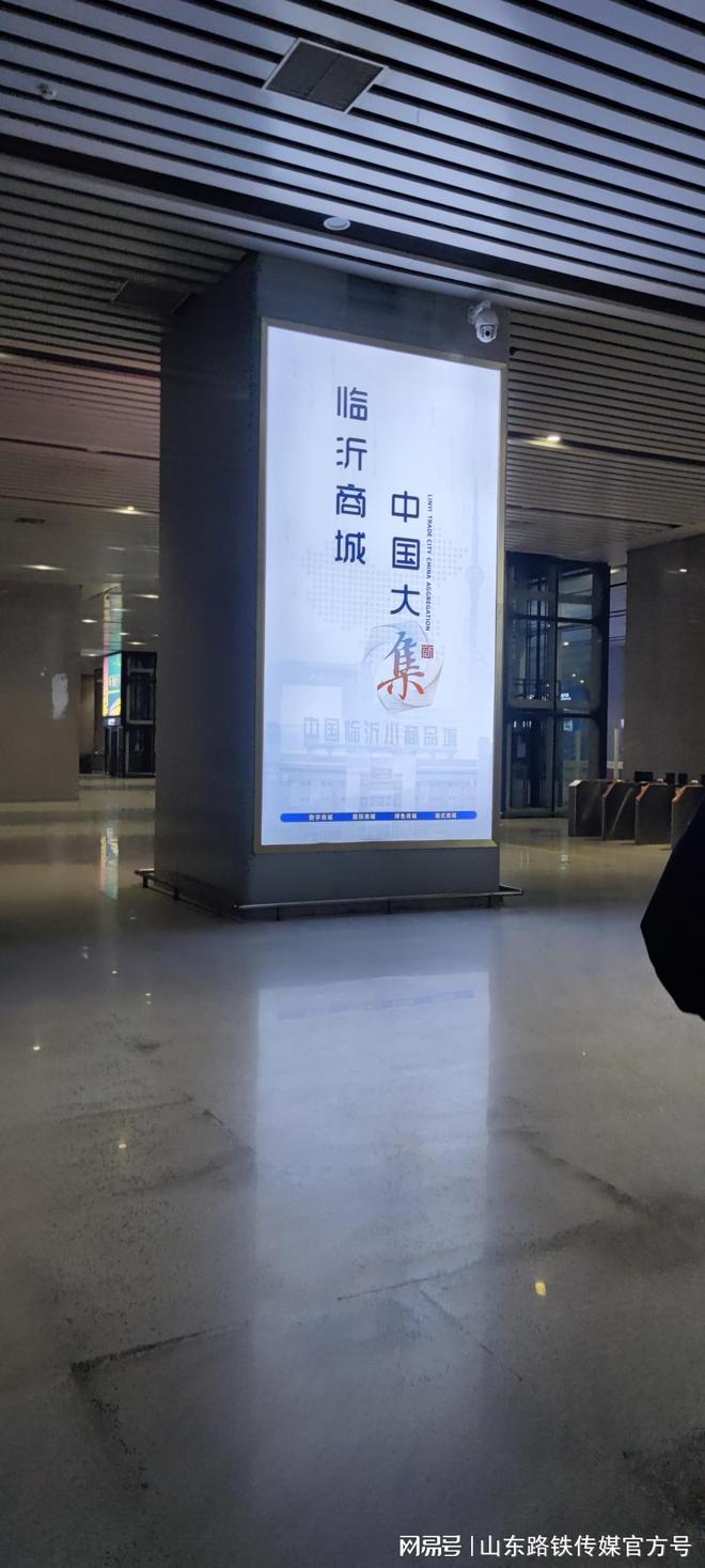 出站通廊直梯灯箱广告-出站厅立柱广告